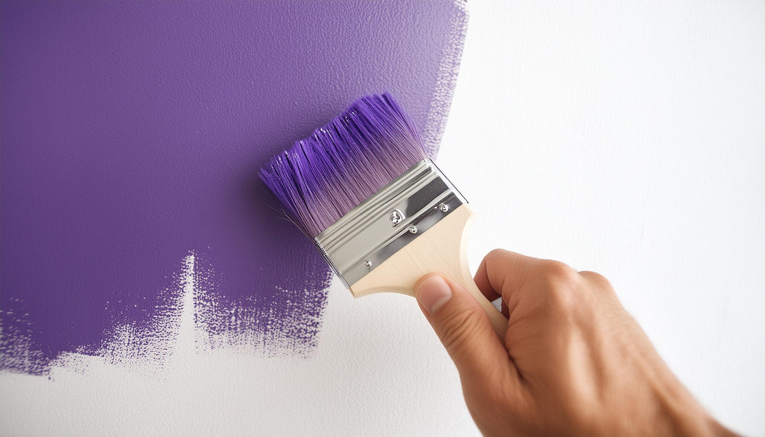 Hand streicht Wand lila